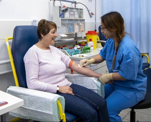Patientin wird zur Blutabnahme vorbereitet