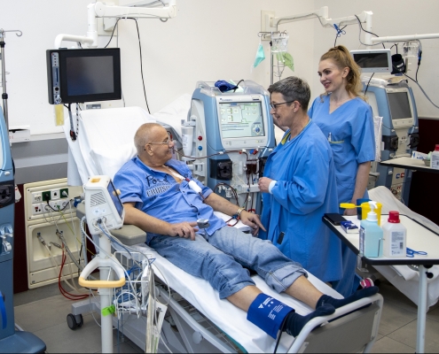 Patient wird von Personal der 6. Medizinischen Abteilung freundlich behandelt