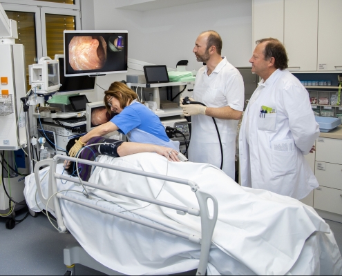 Notwendiger opertiver Eingriff bei einem Patienten mit modernsten Geräten