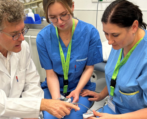 Gäste aus Superhumans-Klinik Ukraine hospitieren in Anästhesie-Abteilung