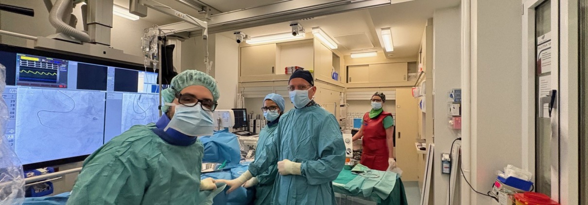 Klinik Ottakring Herzkatheter Live Case 2025 4 Mitarbeiter im OP-Saal