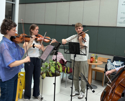 Inn.wien Ensemble spielt ein sommerliches Konzert in der Aula des Onkologiezentrums