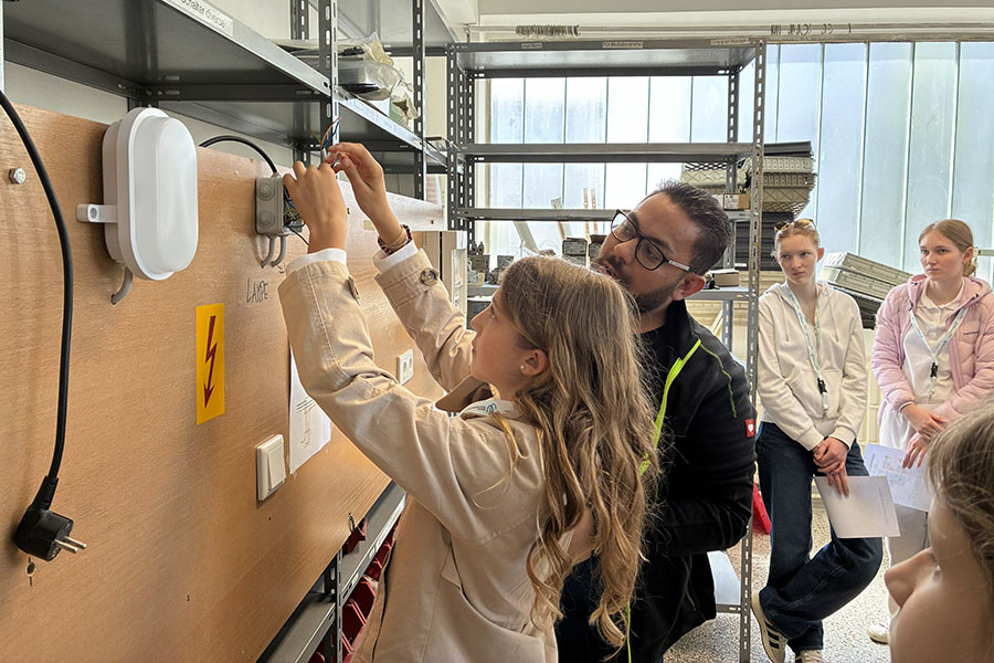 Mädchen beim Handwerken am Töchtertag 2026 in der Klinik Ottakring