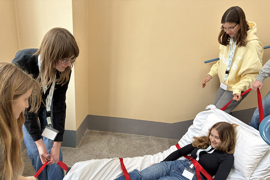 Mädchen beim Patient*innentransport am Töchtertag 2026 in der Klinik Ottakring