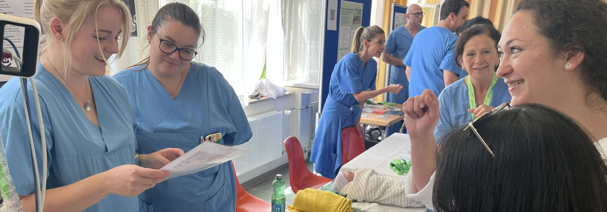 Besucher*innen am Open Day of Nursing in der Klinik Ottakring