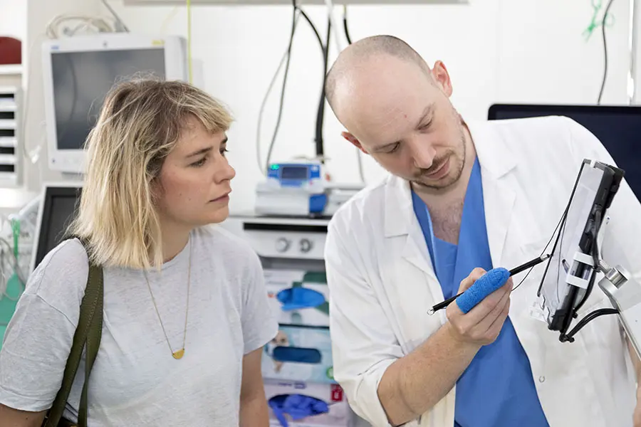 Klinik Ottakring Pressetermin Eröffnung Bronchoskopie: Bezirksvorsteherin Stefanie Lamp, Facharzt Florian Vafai-Tabrizi