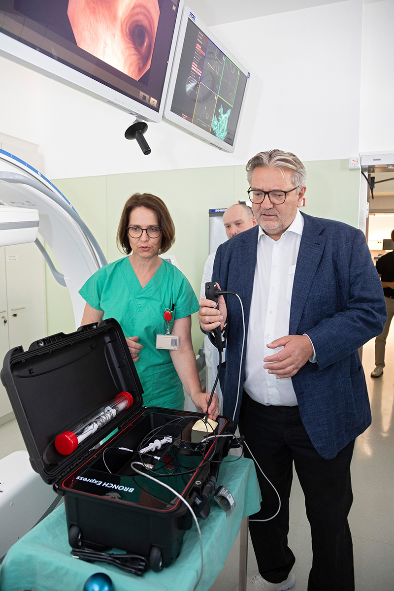 Klinik Ottakring Pressetermin Eröffnung Bronchoskopie: Oberärztin Birgitta Plakolm und Gesundheitsstadtrat Peter Hacker