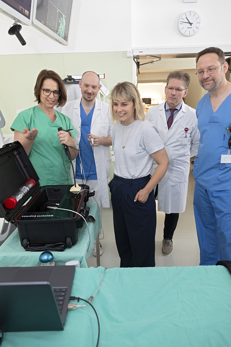 Klinik Ottakring Pressetermin Eröffnung Bronchoskopie: Oberärztin Birgitta Plakolm, Facharzt Florian Vafai-Tabrizi; Bezirksvorsteherin Stefanie Lamp, Ärztlicher Direktor der Klinik Ottakring Peter Gläser, Prim. Georg Christian Funk